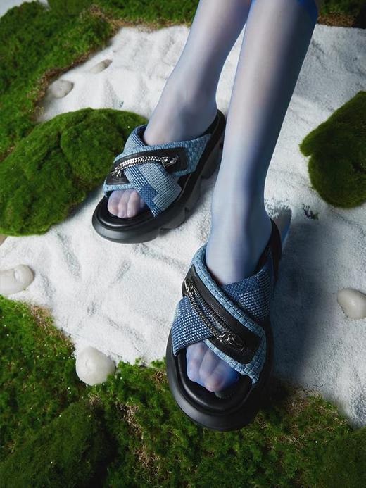 交叉带厚底拖鞋 商品图3