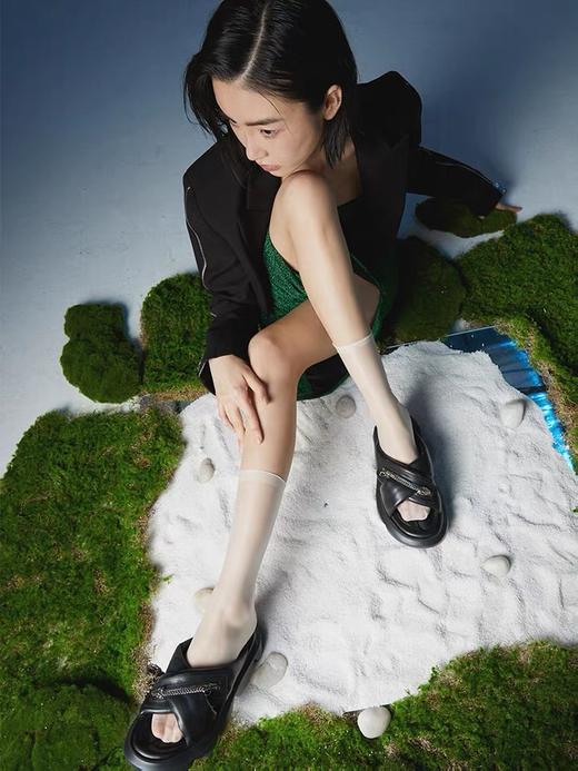 交叉带厚底拖鞋 商品图3