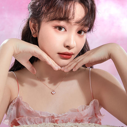 周六福18K金钻石母贝吊坠女 心有锁属 爱心锁设计璀璨告白颈饰 商品图3