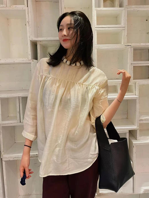 HIDEMI 轻盈风缕感简约设计感轻缎感压褶上衣 沁心绿/奶油米 商品图1