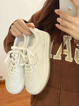 奶fufu的休闲鞋太🉑️啦 上脚很轻便 鞋底软软的