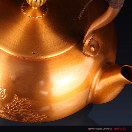 清奇高雅的朱炳仁秋月菊满铜壶 商品图2