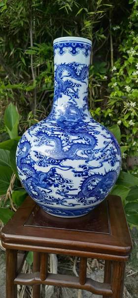 青花\釉下彩青花九龙天球瓶
