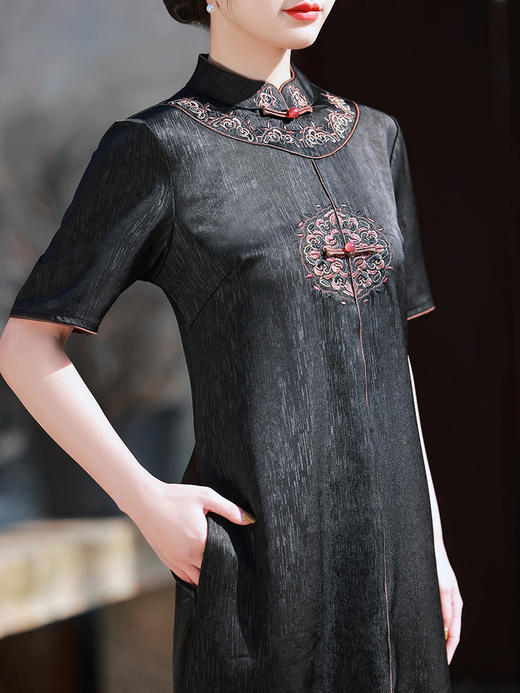 新款仿丝绸中长款遮肉A字版黑色黑色绣花改良旗袍裙 XL651 商品图4