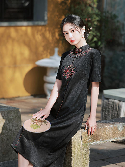 新款仿丝绸中长款遮肉A字版黑色黑色绣花改良旗袍裙 XL651 商品图2