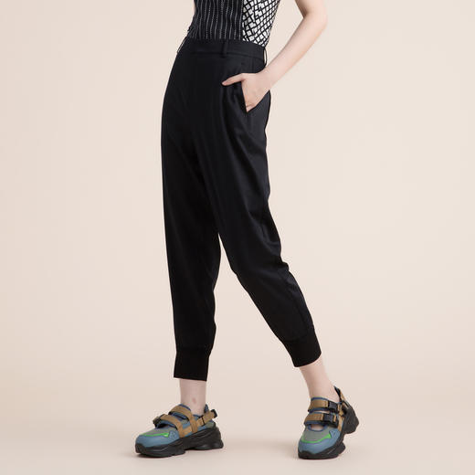 谜底长裤女2022夏季新款质感光泽束脚纯色天丝休闲裤女222MK0587 商品图2
