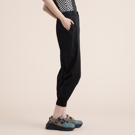 谜底长裤女2022夏季新款质感光泽束脚纯色天丝休闲裤女222MK0587 商品图1