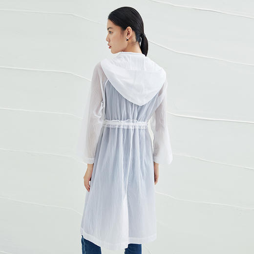 EITIE爱特爱夏季新款白色透视收腰宽松显瘦长款防晒风衣外套B2204902 商品图3