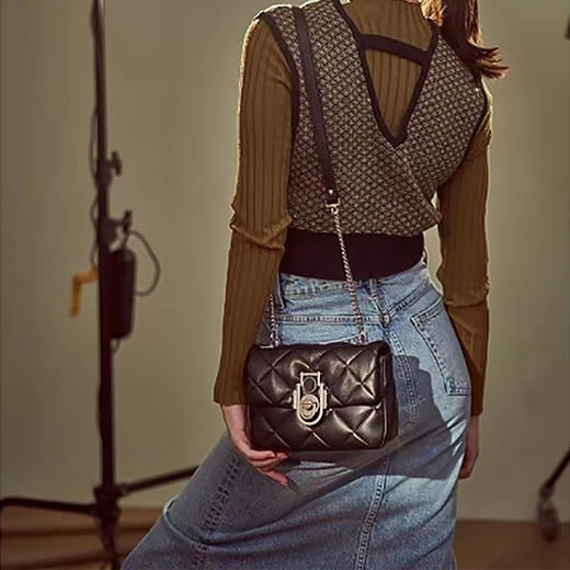 【明治】经典菱格纹牛皮斜挎包 商品图0