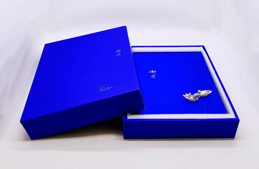 《御宋：50绝美》《御宋：50绝美》，8开，函套装，德基美术馆编，姜嵩设计，凤凰出版社2021年版，定价1500，售价1288元。宋瓷，端庄典雅，含蓄隽永，不似唐代瓷器的恢宏富丽，更 商品图1