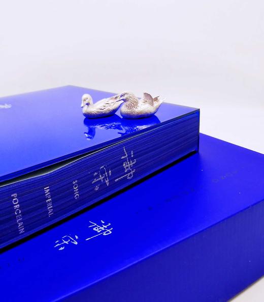 《御宋：50绝美》《御宋：50绝美》，8开，函套装，德基美术馆编，姜嵩设计，凤凰出版社2021年版，定价1500，售价1288元。宋瓷，端庄典雅，含蓄隽永，不似唐代瓷器的恢宏富丽，更 商品图3