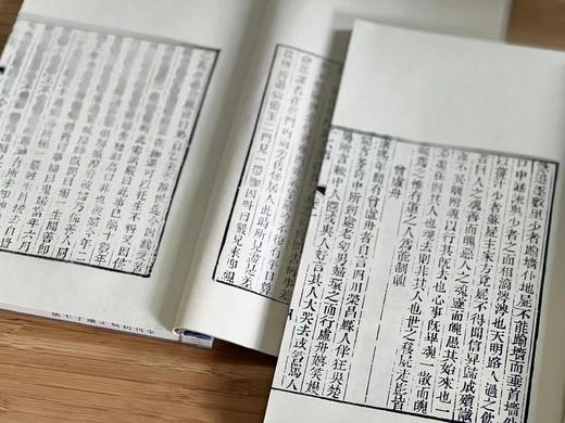 《全刊初刻正续子不语》《全刊初刻正续子不语》，清 袁枚著，宣纸线装二函14册，成书尺寸27*17CM。泾县仿古色手工宣纸内页，黑白套红印刷。广陵书社2022年1月一版一印。 商品图8