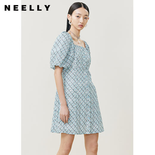 NEELLY纳俪商场同款复古方领满印连衣裙女泡泡袖收腰A字裙中长款N22042Y01050 商品图3