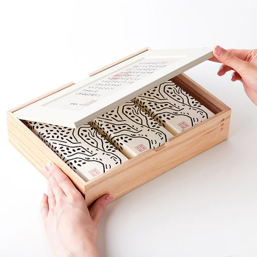 山田土 300年野生古树滇红云南凤庆红茶 桐木盒包装 滇红裱白礼盒 商品图4