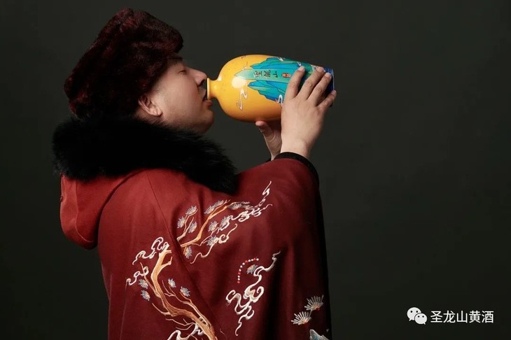 喝聖龍山黄酒，交有文化朋友”