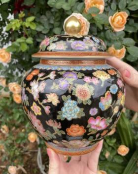 张彩云：黑底描金蝶恋花茶叶罐