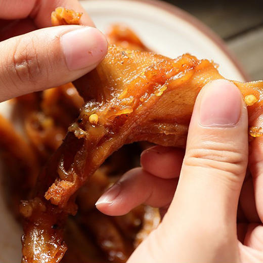 75g小胡鸭去骨鸭掌香辣味  真空包装 一口脆到底 商品图0