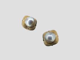 18K 四瓣花马贝珠耳钉