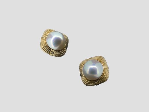 18K 四瓣花马贝珠耳钉 商品图0