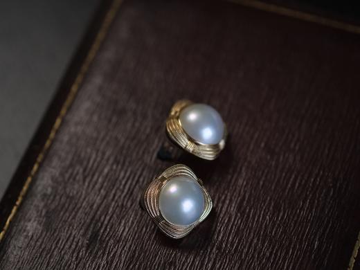 18K 四瓣花马贝珠耳钉 商品图1