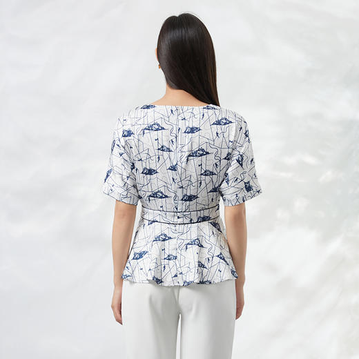 EITIE爱特爱夏季新款时尚通勤简约气质百搭收腰印花T恤上衣B2213920 商品图4