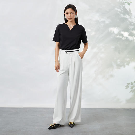 EITIE爱特爱夏季新款简约通勤v领链条装饰黑色衫上衣女B2213926 商品图3