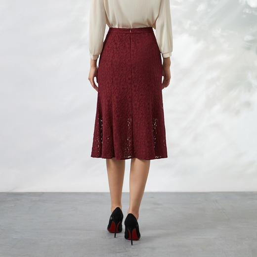 EITIE爱特爱夏季新款优雅温柔气质显瘦纯色a字包臀蕾丝半身裙B2206920 商品图4