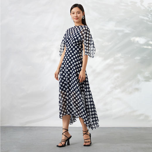 下架-EITIE爱特爱夏季新款时尚长款显瘦一字领波点撞色连衣裙B2207978 商品图1