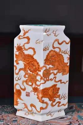 杨海新：矾红描金事事如意菱形瓶