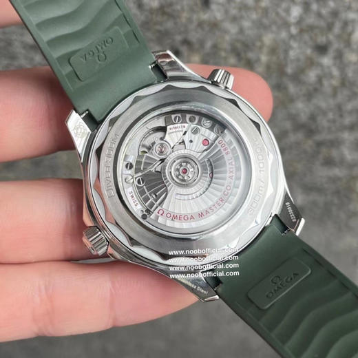 VS 以幽海之绿诠释海洋传奇！欧米茄2022新绿海马300双T黑摆轮8800机芯 商品图7