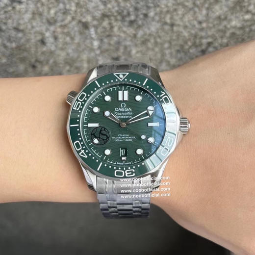 VS 以幽海之绿诠释海洋传奇！欧米茄2026新绿海马300双T黑摆轮8800机芯➕黑色防磁摆轮八爪鱼风车摆轮，整个手表基于正品original原版开模的super copy版本 做工精良 打磨精细‼️ 商品图0