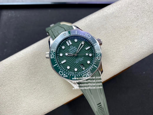 VS 以幽海之绿诠释海洋传奇！欧米茄2022新绿海马300双T黑摆轮8800机芯 商品图10