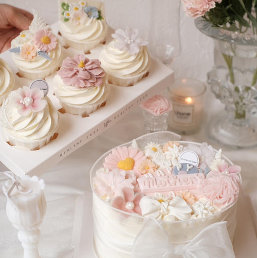 【2022母亲节限定】款式四、6寸巧克力花蛋糕+纸杯蛋糕6只 （3层蛋糕胚，奶油抹面，2层夹心，水果默认火芒） 商品图2