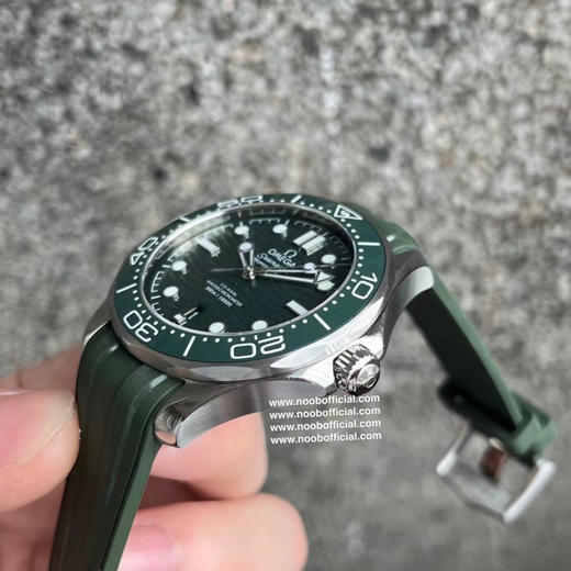VS 以幽海之绿诠释海洋传奇！欧米茄2022新绿海马300双T黑摆轮8800机芯 商品图6