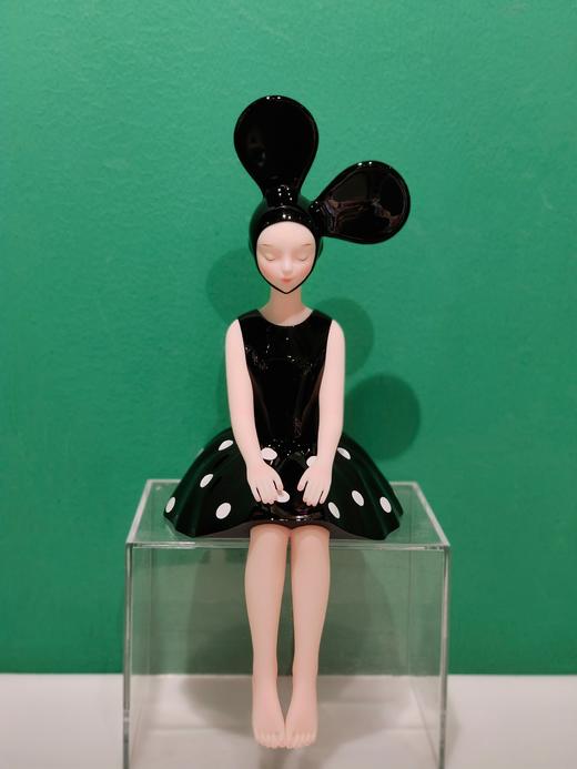 黑白波点然女孩-坐姿 商品图1