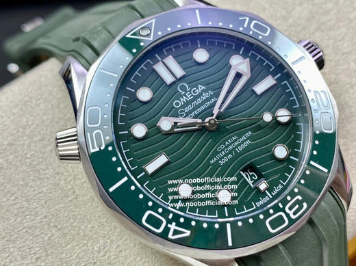 VS 以幽海之绿诠释海洋传奇！欧米茄2022新绿海马300双T黑摆轮8800机芯 商品图13