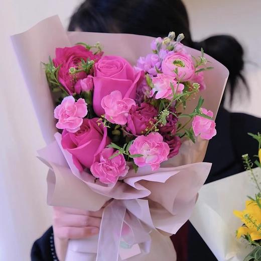 【暖暖亲情】康乃馨玫瑰混搭花束 商品图1