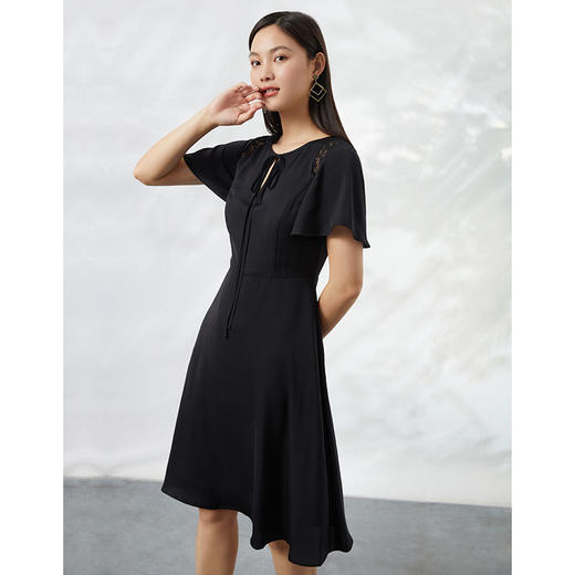 EITIE爱特爱夏季新款通勤雪纺系带黑色收腰a字连衣裙小黑裙B2207984 商品图1