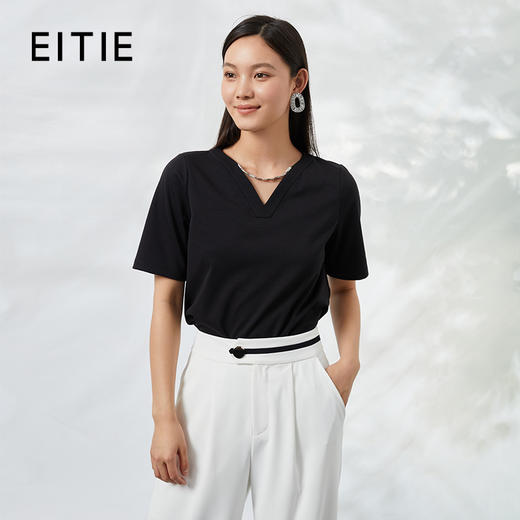 EITIE爱特爱夏季新款简约通勤v领链条装饰黑色衫上衣女B2213926 商品图0