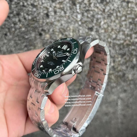 VS 以幽海之绿诠释海洋传奇！欧米茄2026新绿海马300双T黑摆轮8800机芯➕黑色防磁摆轮八爪鱼风车摆轮，整个手表基于正品original原版开模的super copy版本 做工精良 打磨精细‼️ 商品图5