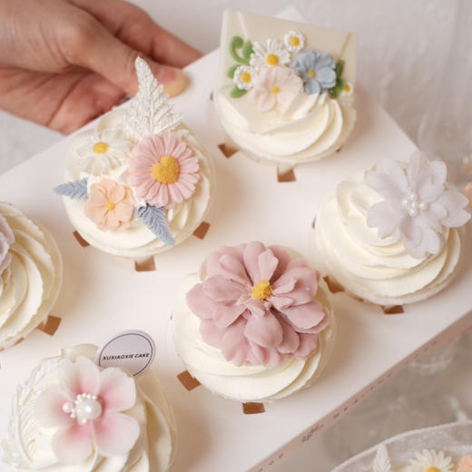 【2022母亲节限定】款式四、6寸巧克力花蛋糕+纸杯蛋糕6只 （3层蛋糕胚，奶油抹面，2层夹心，水果默认火芒） 商品图1