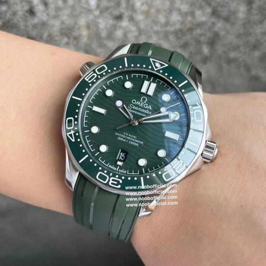 VS 以幽海之绿诠释海洋传奇！欧米茄2022新绿海马300双T黑摆轮8800机芯 商品图0