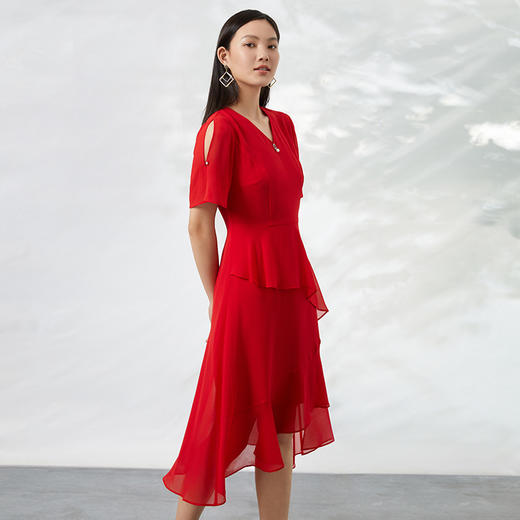 EITIE爱特爱夏季新款时尚气质通勤纯色显瘦v领收腰雪纺连衣裙B2207980 商品图2