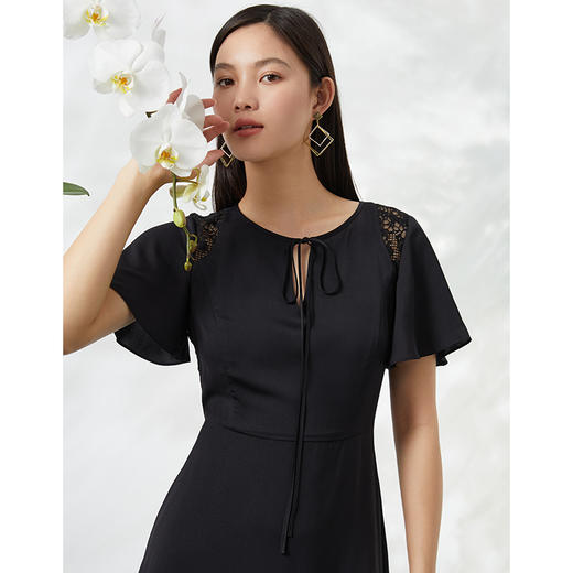 EITIE爱特爱夏季新款通勤雪纺系带黑色收腰a字连衣裙小黑裙B2207984 商品图3