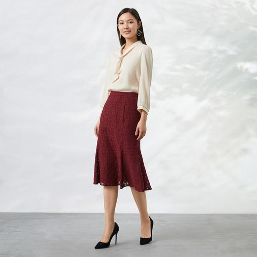 EITIE爱特爱夏季新款优雅温柔气质显瘦纯色a字包臀蕾丝半身裙B2206920 商品图2