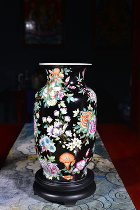 杨海新：黑地万花冬瓜瓶、粉彩