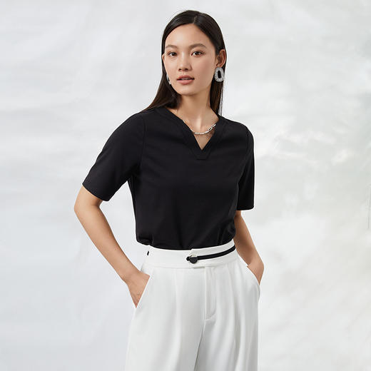 EITIE爱特爱夏季新款简约通勤v领链条装饰黑色衫上衣女B2213926 商品图2