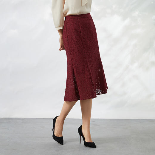 EITIE爱特爱夏季新款优雅温柔气质显瘦纯色a字包臀蕾丝半身裙B2206920 商品图3