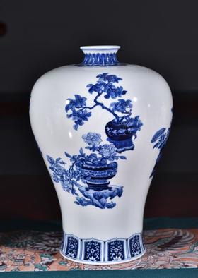 杨海新：青花博古图梅瓶
