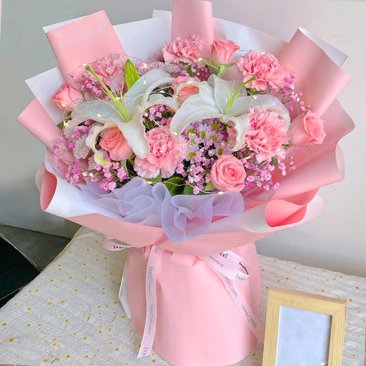 康乃馨百合玫瑰混搭精美花束送妈妈长辈老师朋友女神节生日祝福探望
